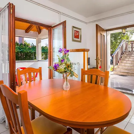 2 Bedroom Beautiful In Kapelica アパート Raša