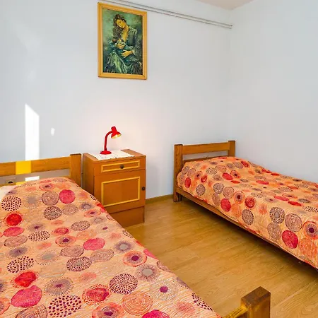 アパート 2 Bedroom Beautiful In Kapelica