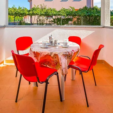 アパート 2 Bedroom Beautiful In Kapelica