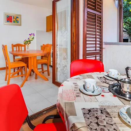 アパート 2 Bedroom Beautiful In Kapelica