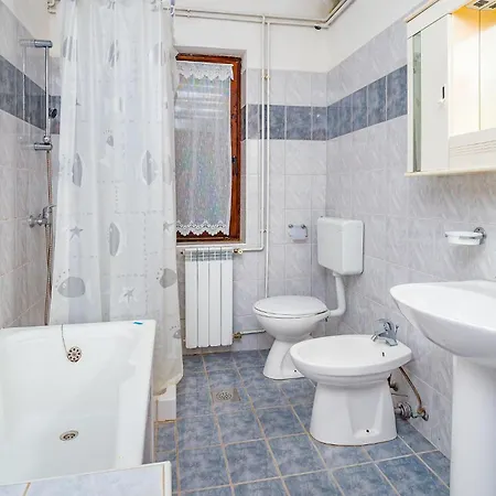 2 Bedroom Beautiful In Kapelica * Raša